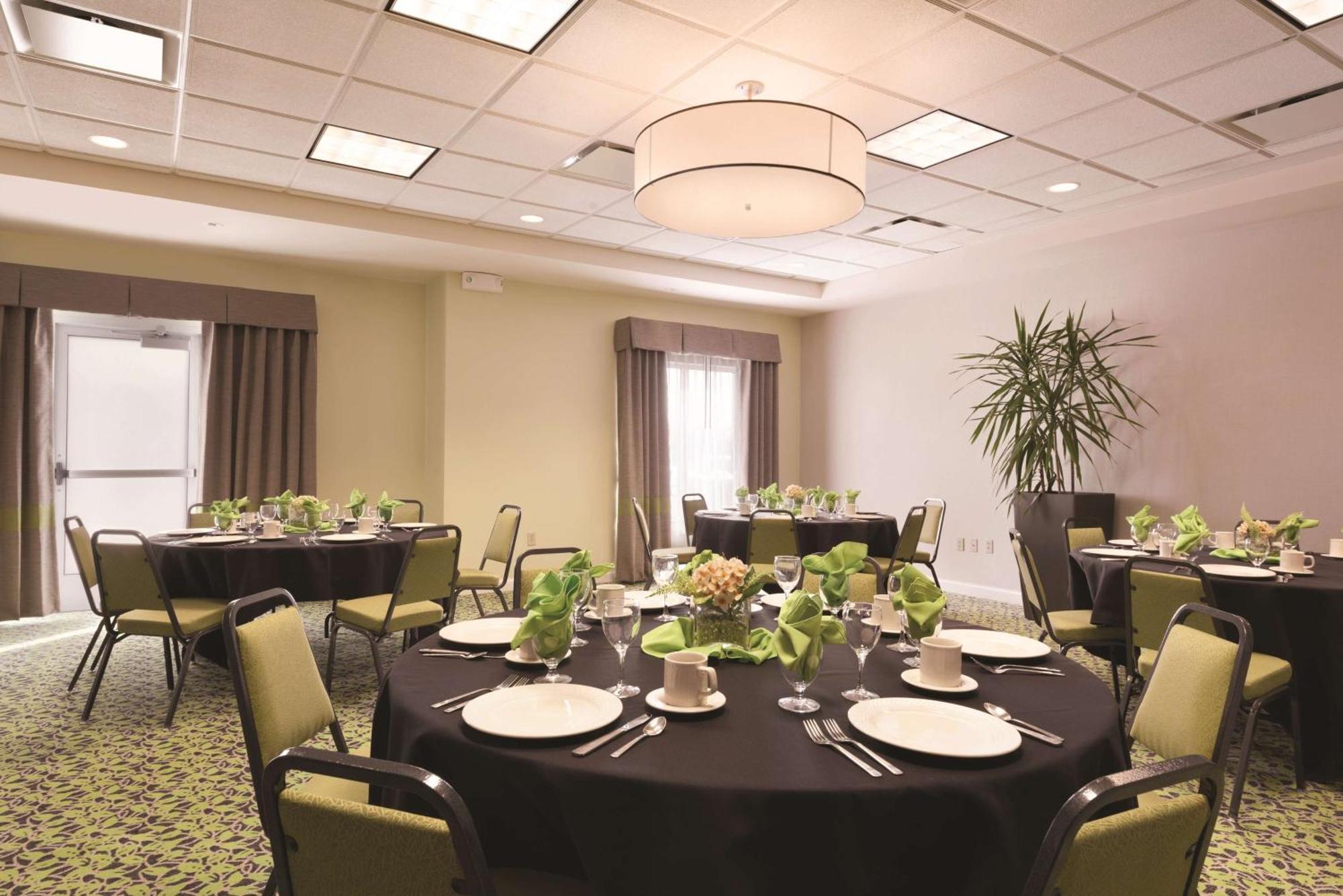 Hilton Garden Inn Akron-Canton Airport North Canton Exteriér fotografie